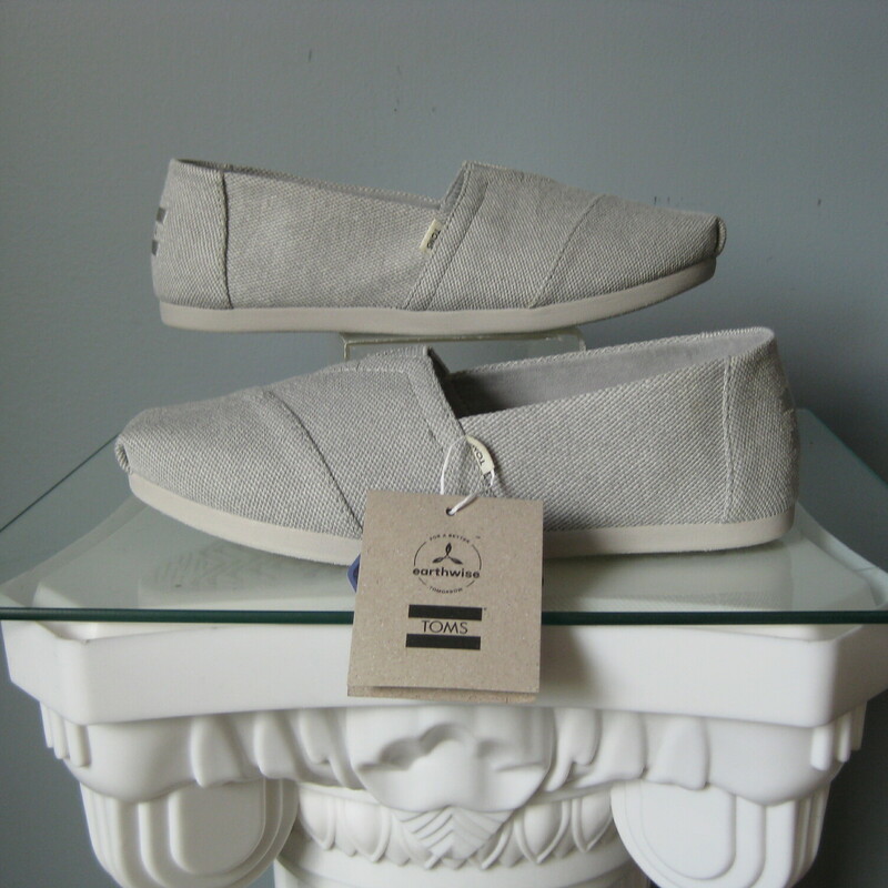 NIB Toms Alpargata, Gray, Size: 7<br />
NEW IN BOX<br />
Iconic TOMS casual summer shoes in Drizzle Grey<br />
<br />
size 7<br />
comes with original box<br />
 thanks for looking<br />
#50319