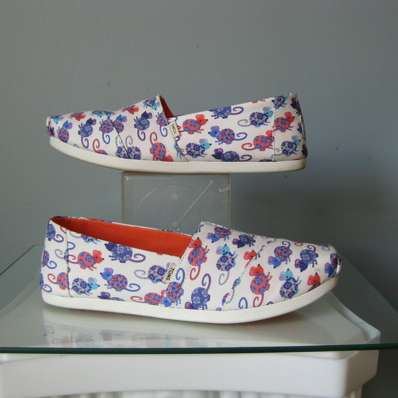 Toms Mouse Slipons, Blu/Wh, Size: 7<br />
<br />
Iconic TOMS casual summer shoes in darling mouse print called year of the rat.<br />
Mfr's color is Bright White<br />
excellent condition.<br />
size 7<br />
comes with original box<br />
 thanks for looking<br />
#50316