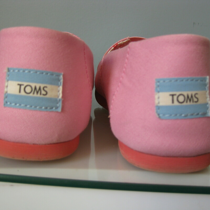 Toms Classic, Pink, Size: 7

Iconic TOMS casual summer shoes in candy pink canvas
excellent condition.
size 7
comes with original box
 thanks for looking
#50318