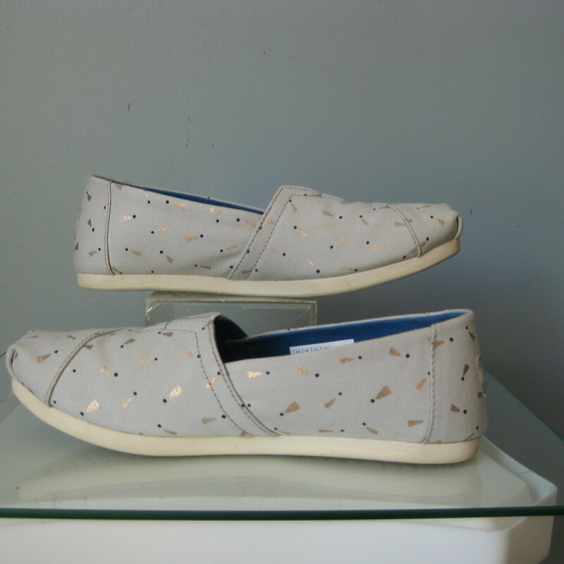 Toms Bassic Exc. Dot, Gray, Size: 7

Iconic TOMS casual summer shoes with a little flag like print with metallic gold accents
Mfr's color is Glacier Gray Dot Print
excellent condition.
size 7
comes with original box
 thanks for looking
#50317