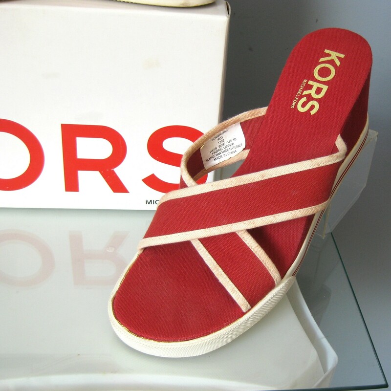 NIB MK Canvas Wedge, Red, Size: 10

Cute wedge sandals in red canvas by Michael Kors.
pre-owned, great condition.
Size 10


 thanks for looking
#50172