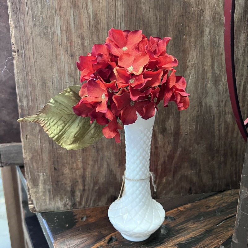 This beautiful cinnamon colored hydrangea is a perfect floral for any season. Stem is 15 inches in length with silk petals and a pretty silk leaf