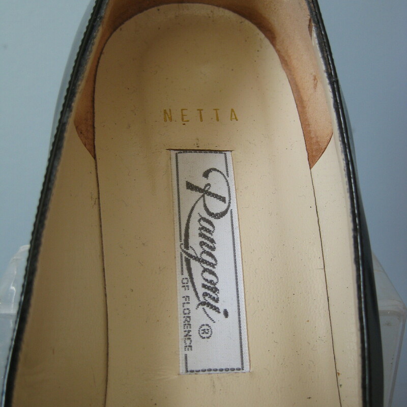 Vtg Rangoni Flat Netta, Blue/Wh, Size: 7.5

I love this Italian brand of high quality leather shoes.  I've only come across them three or four times but they're always special.  These give a no nonsense 80s boss babe vibe.
White calf leather mixed with navy blue patent leather with three cold charm on the tops.
Size 7.5
Squared off toe
leather outsoles
3/4 heel
the model is called NETTA
the box is shown for information documentation purposes ONLY I will not be shipping these with their box as it was not in the same great shape as the shoes.


Thank you for looking!

#45387