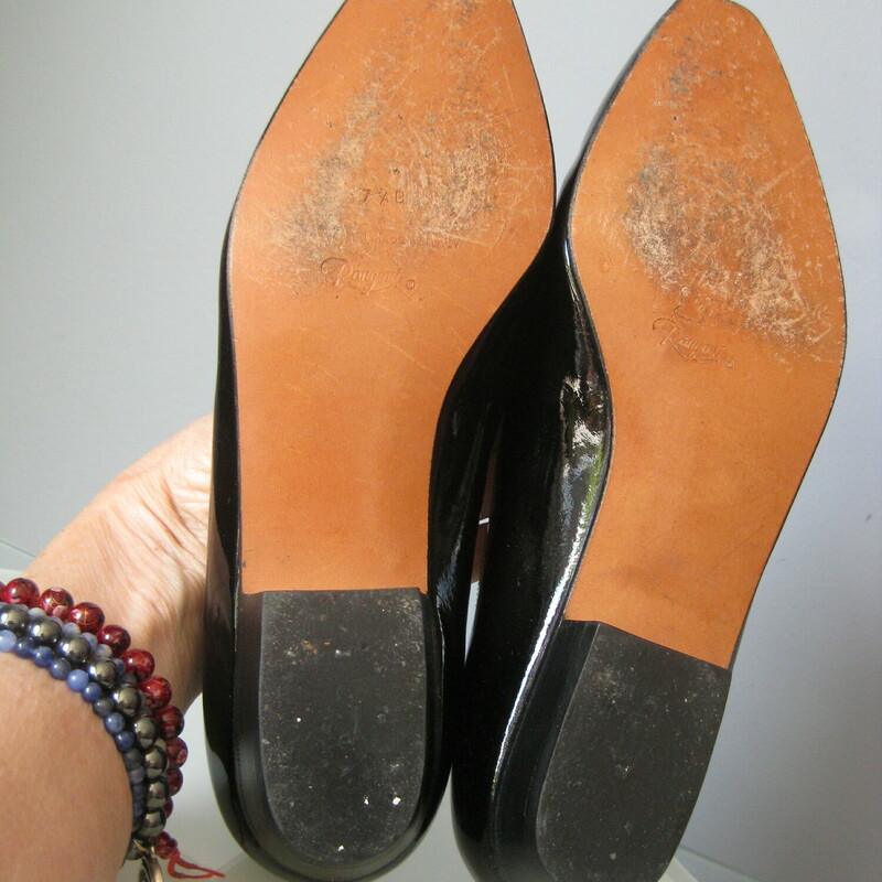 Vtg Rangoni Flat Netta, Blue/Wh, Size: 7.5<br />
<br />
I love this Italian brand of high quality leather shoes.  I've only come across them three or four times but they're always special.  These give a no nonsense 80s boss babe vibe.<br />
White calf leather mixed with navy blue patent leather with three cold charm on the tops.<br />
Size 7.5<br />
Squared off toe<br />
leather outsoles<br />
3/4 heel<br />
the model is called NETTA<br />
the box is shown for information documentation purposes ONLY I will not be shipping these with their box as it was not in the same great shape as the shoes.<br />
<br />
<br />
Thank you for looking!<br />
<br />
#45387