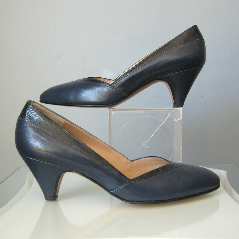Vtg Sylvana Leather Pmps, Blue, Size: 7.5<br />
<br />
Made in Italy these are high quality leather pumps from the 1980s by Sylvana<br />
They're new, never worn.<br />
Very smart looking with a bit of a heel, not too much<br />
beautifully and subtly trimmed in embossed leathers at the edges<br />
size 8 B<br />
<br />
Insole length: 10<br />
Insole width: a shade over 3 at widest point<br />
Heel: just under 2.5<br />
<br />
Thanks for looking!<br />
#45530