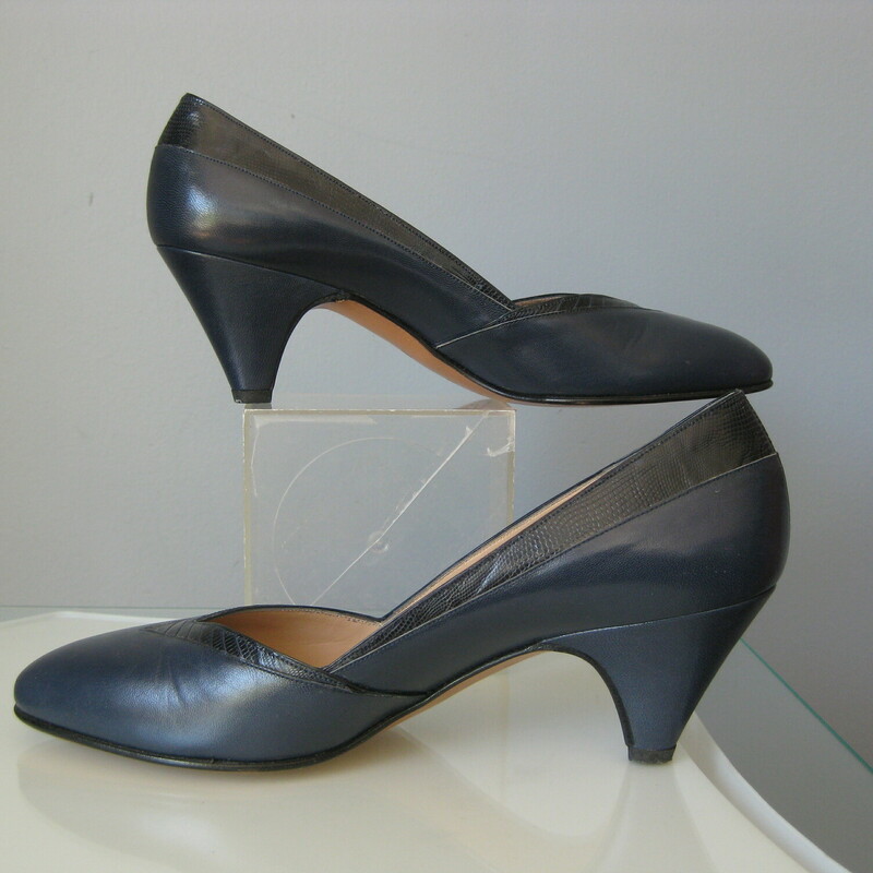 Vtg Sylvana Leather Pmps, Blue, Size: 7.5<br />
<br />
Made in Italy these are high quality leather pumps from the 1980s by Sylvana<br />
They're new, never worn.<br />
Very smart looking with a bit of a heel, not too much<br />
beautifully and subtly trimmed in embossed leathers at the edges<br />
size 8 B<br />
<br />
Insole length: 10<br />
Insole width: a shade over 3 at widest point<br />
Heel: just under 2.5<br />
<br />
Thanks for looking!<br />
#45530