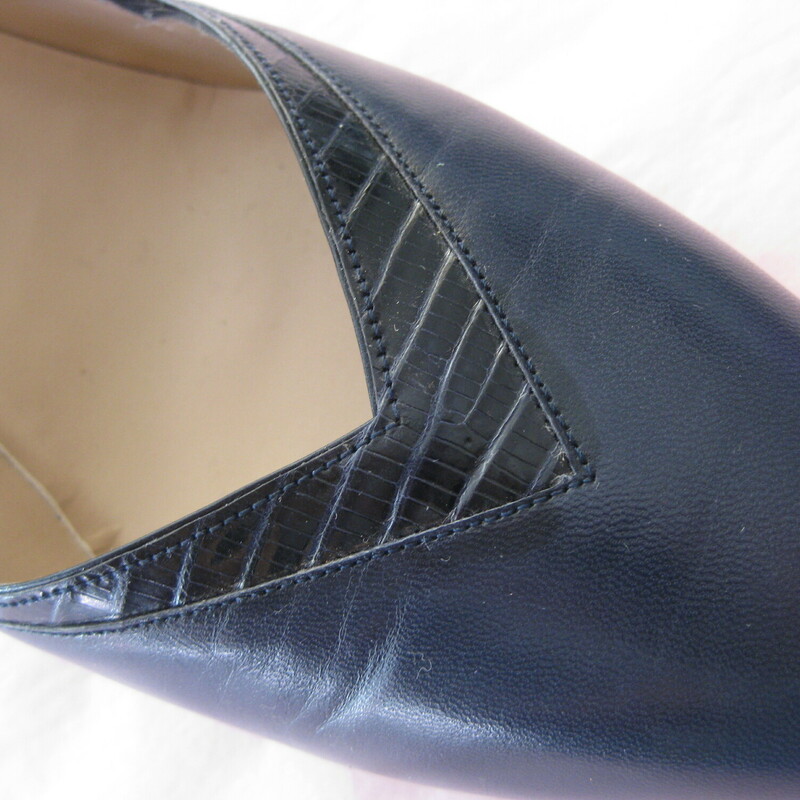 Vtg Sylvana Leather Pmps, Blue, Size: 7.5

Made in Italy these are high quality leather pumps from the 1980s by Sylvana
They're new, never worn.
Very smart looking with a bit of a heel, not too much
beautifully and subtly trimmed in embossed leathers at the edges
size 8 B

Insole length: 10
Insole width: a shade over 3 at widest point
Heel: just under 2.5

Thanks for looking!
#45530