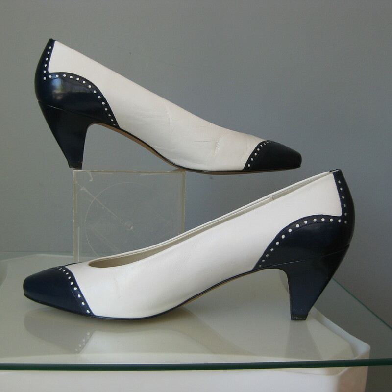 Vtg Liz Cl Spectators, Blue/wh, Size: 7.5<br />
<br />
Vintage Liz Claiborne Navy Blue and White leather spectator pumps.<br />
Made In Spain<br />
Size 7.5<br />
leather outsoles<br />
2.5 heel<br />
Interior length: aprox. 10<br />
outsole width at widest point: just over 3<br />
<br />
Amazing condition!  They were worn a few times apparently but virtually no signs on the uppers.<br />
<br />
Thank you for looking!<br />
#45397