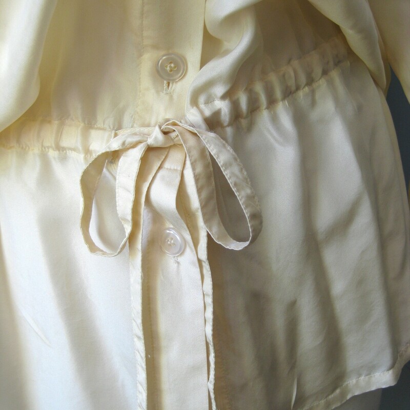 Vtg Quarters Silk, Ivory, Size: Medium

romantic cottage-y silk blouse from the lates 90s.
It's a bit longer than usual and has a drawstring built into the waist to you can create a pretty blouson effect.
high quality lightweight with front buttons and long button cuff sleeves

CREAM / IVORY white not bright white.

Marked Size M, relaxed fit will fit up to a modern size large
flat measurements:
shoulder to shoulder: 22
armpit to armpit: 22
length: 32.25
underarm sleeve seam: 17
waist: 21.5

thanks for looking!
#43247