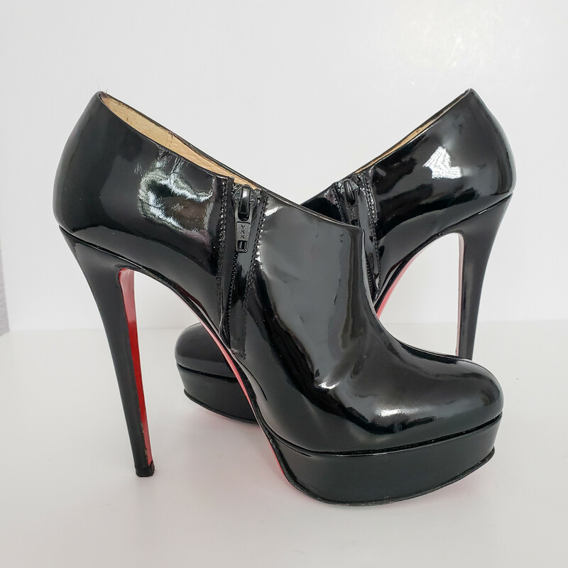 Christian Louboutin
Black patent heel
Size: 38.5