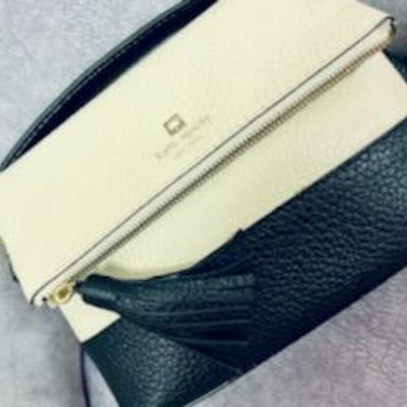 KATE SPADE<br />
Buttermilk & Black Carmen Southport Avenue Leather Crossbody Bag<br />
A tassel-embellished zip adds a preppy accent to this two-tone bag, while a removable crossbody strap offers hands-free convenience.<br />
11'' W x 8'' H x 3.5'' D<br />
3'' handle drop<br />
20'' strap length<br />
Outer: leather<br />
Lining: polyester<br />
Flap / zip closure<br />
Interior: multifunction pockets<br />
Removable strap<br />
This bag is adorable and in like new condition.