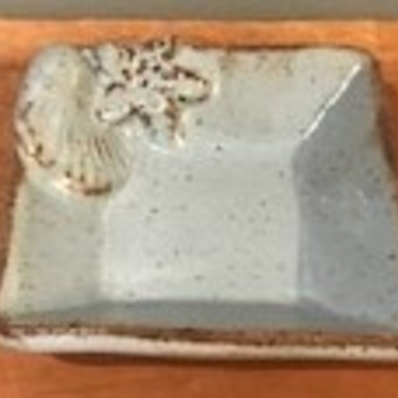 Ring Dish
Stoneware Clay
Kelly Riggs
2 x 2 inches
Blue Trinket Tray with Shell Sprigs