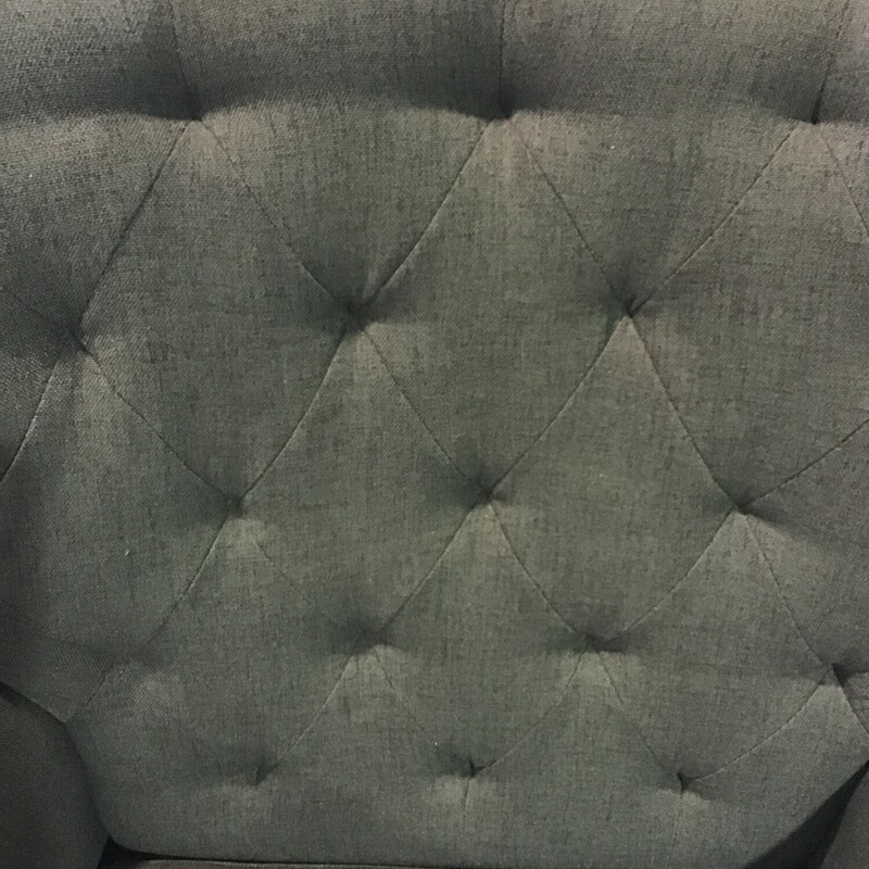 Gray Accent Chair
Tufted Back
Rolled arms and back
Dark legs
Matches# 149588

Size: 36x38x38