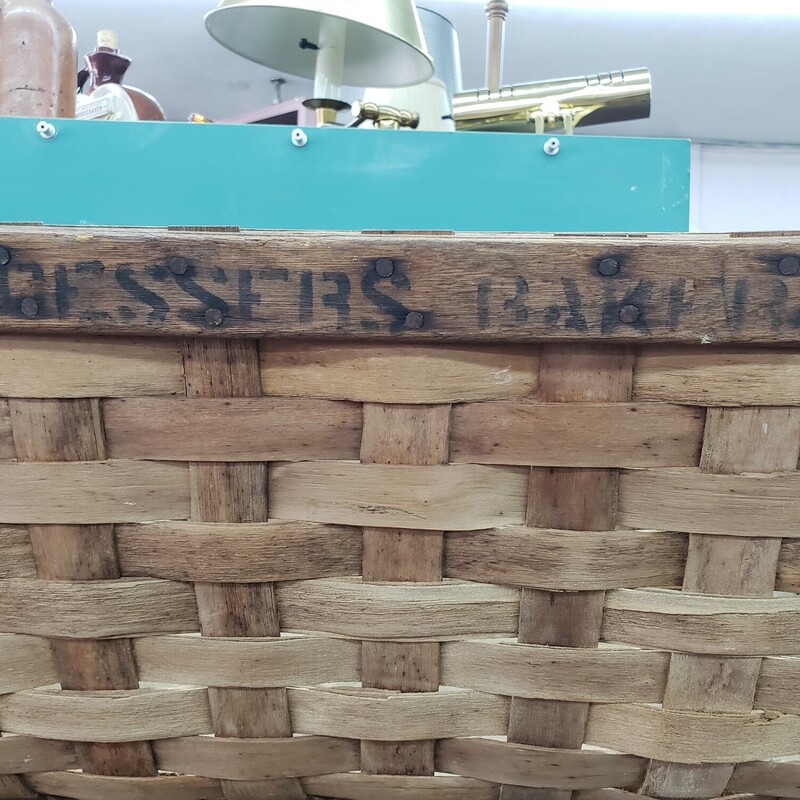 Vtg Bakery Delivery Basket, Wood, Size: 29x19x11<br />
stamped with Dessers Bakery on side