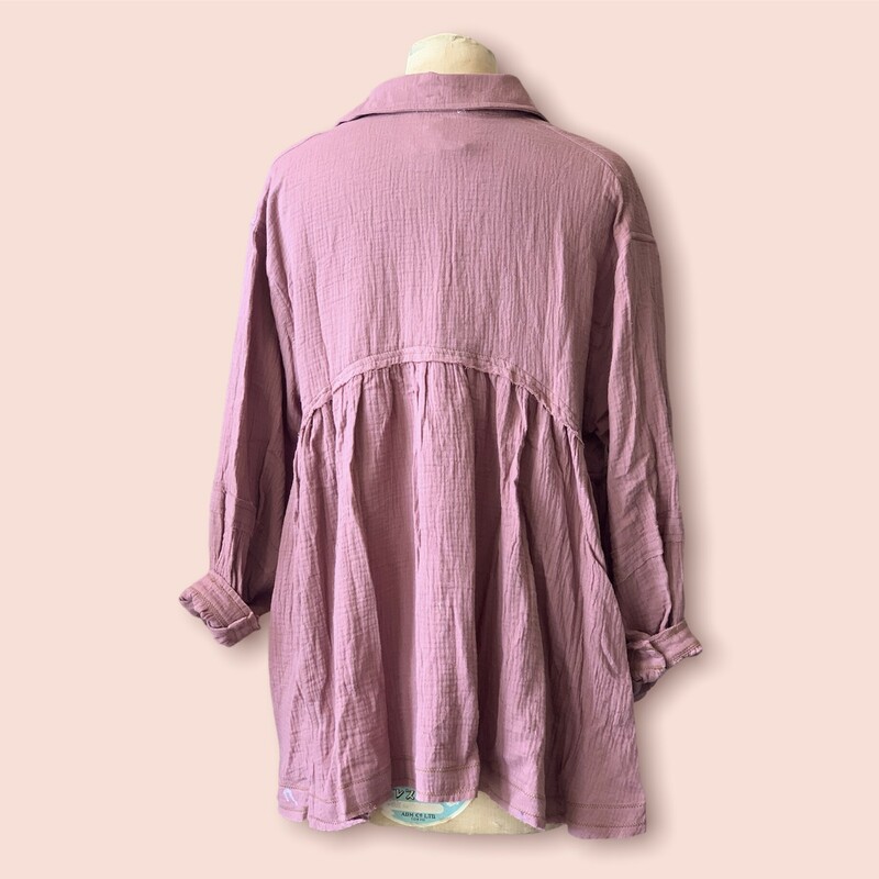 These gorgeous tops come in a lovely mauve color and are made of the very popular gauze material with frayed hems! This is a staple piece!