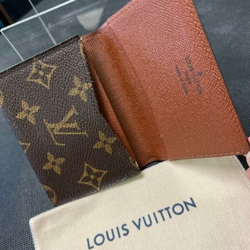 LOUIS VUITTON - VINTAGE (20 years old)<br />
DATE CODE CA0042 (The date code indicates a production date of: April 2002 in Spain)<br />
Brown / Monogram / Monogram Envelope Cult De Vigitte Canvas Ladies or Mens Card Holder Case/ Wallet<br />
Comes with Certificate of Authenticity and Original Dust Cover<br />
In incredible condition.  gently used.  no marks, rips or stains.  A great buy.  I love these little card holders for crossbody bags.  They also make great little gifts for your loved one who adores Louis Vuitton.  Grab this today because little finds like this one is not found often.