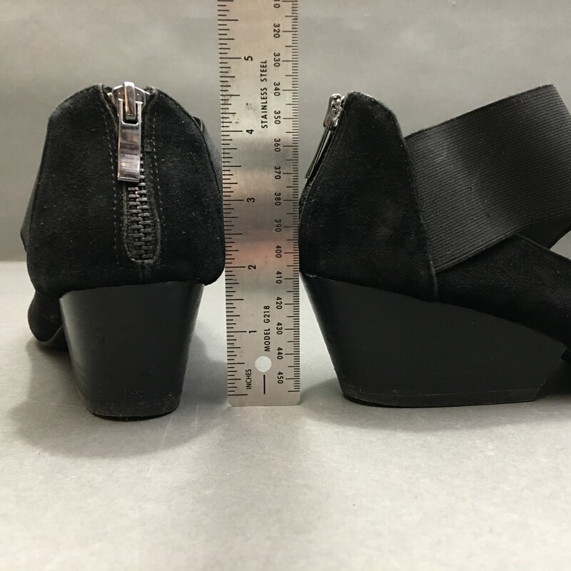 Com + Sens Suede, Black, Size: 9
Com+Sens Pomaro Black Suede Block Stacked Heel Pump, back heel zipper and wide elastic ankle strap.
1 lb 3.1 oz