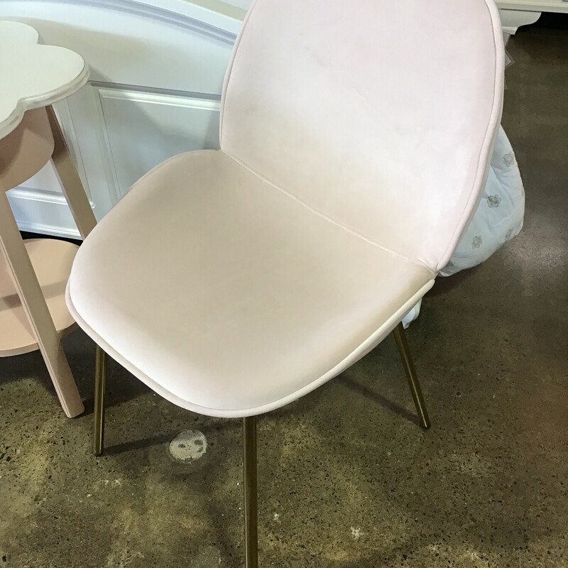 A versatile, clean silhouette is dressed up in blush pink and gold to give your home a glamorous update. This brand new gorgeous chair invites you to lingering a little longer in its ergonomic seat and soft fabric upholstery. Stainless Steel gold legs are complete with protective plastic feet to keep your floors scratch-free. The perfect standout piece for a modern apartment or loft space.
Dimensions:  21 x 18 x 33
Matches #148126