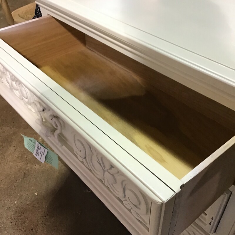 Three Drawer Chest<br />
Painted Off White<br />
Decorative drawer front<br />
Chunky handles<br />
<br />
DImensions: 32x16x28