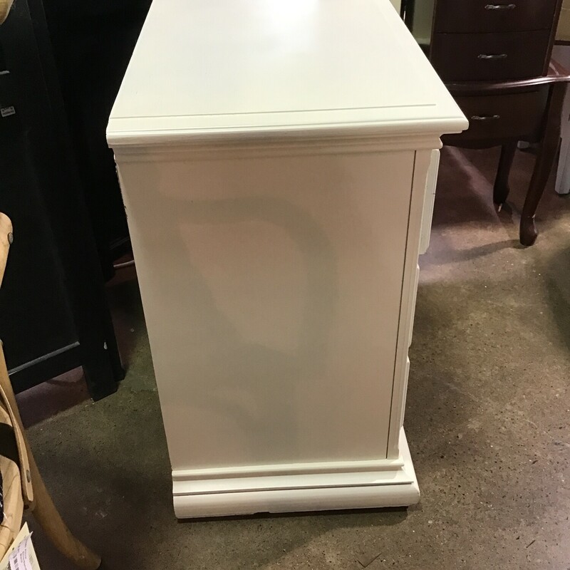 Three Drawer Chest
Painted Off White
Decorative drawer front
Chunky handles

DImensions: 32x16x28
