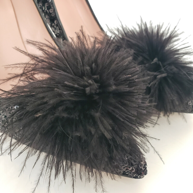 Kate Spade<br />
Black Sequin Heel w Furry pom on the front<br />
Size: 7