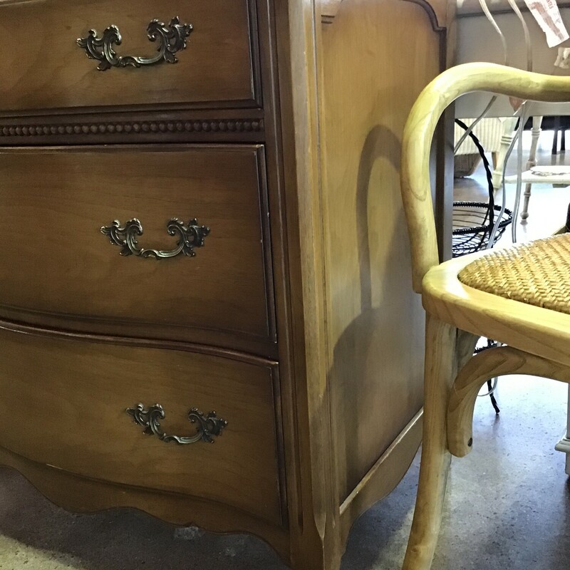 Drexel Heritage Furniture<br />
3 Drawers<br />
Double drawer pulls<br />
Curved front<br />
Dimensions: 32x20x32