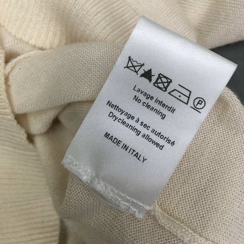 Nina Ricci Cashmere, Beige, Size: Large 70% cashmere, 30% cashmere silk, elegant ruffle ribbon neckline ties in back, long sleeves, beautiful tapered bodice. There are very small spots on upper right shoulder, barely visible, see photos.
5.7 oz