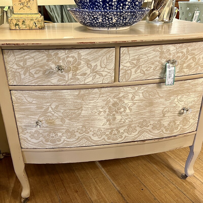 Tan Painted/Stenciled Dresser
Size: 36x20x30