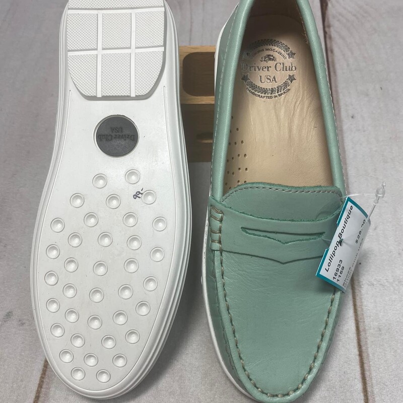 Driver Club USA Shoes - New
Mint Green Driving Loafers
Leather with White Rubber Soles
Penny Slot Detailing
Size: Unisex Youth 1.5
Original Retail $79.00