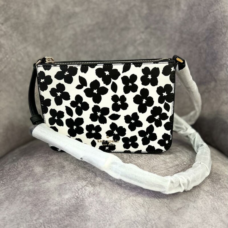 KATE SPADE
Darcy Small Slim Crossbody
DETAILS
5.5\" h x 7.8\" w x 1.5\" d
Strap drop: 22\" drop when buckled at center hole
Refined grain leather pvc
Ksny metal pinmount logo
Two way spade jacquard lining
Interior: 3 credit card slots
Exterior: 2 slip pockets on each side of crossbody
Zip closure
This bag is brand new, original paper in the ba and wrapped around straps.
no marks or flaws.
Original retail Price: $249.00