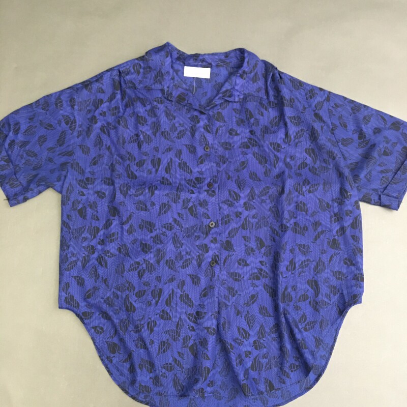 Lady Oak Hill, Blue, Size: L Oversize Medium light cotton blend short sleeve button up,black leqaf motif design print on navy blue.
6.5 oz