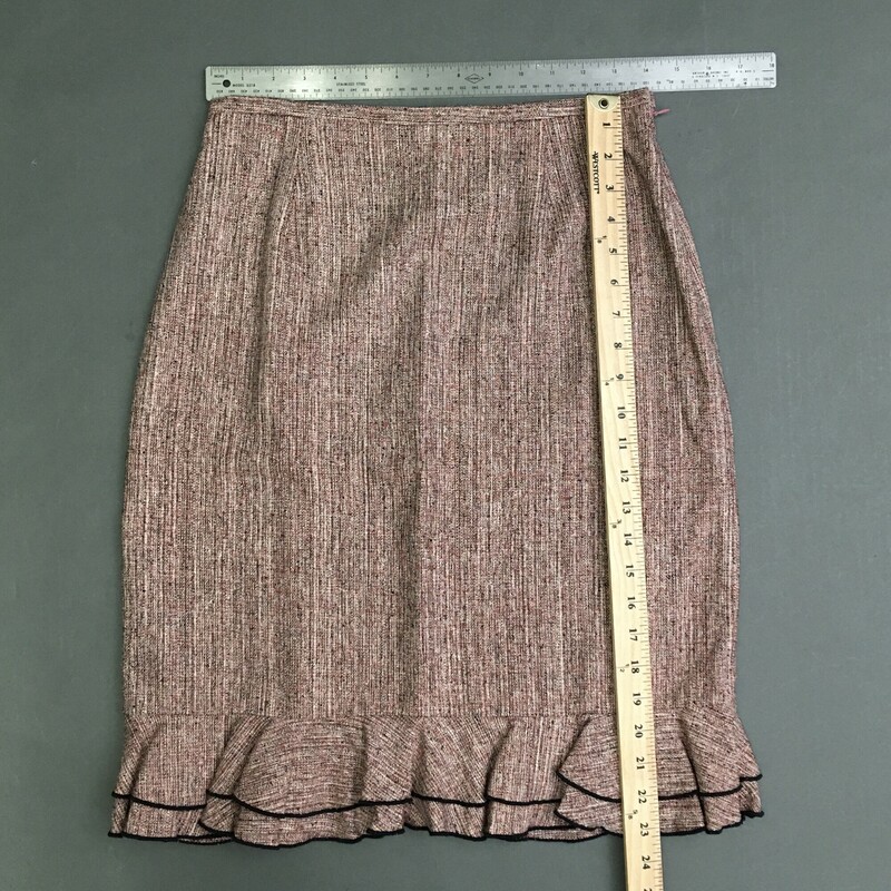 Rene Dumarr Silk, Rose, Size: 6 jacket and midi length skirt.  raw silk tweed set

jacket 15 oz
skirt 8.1 oz
