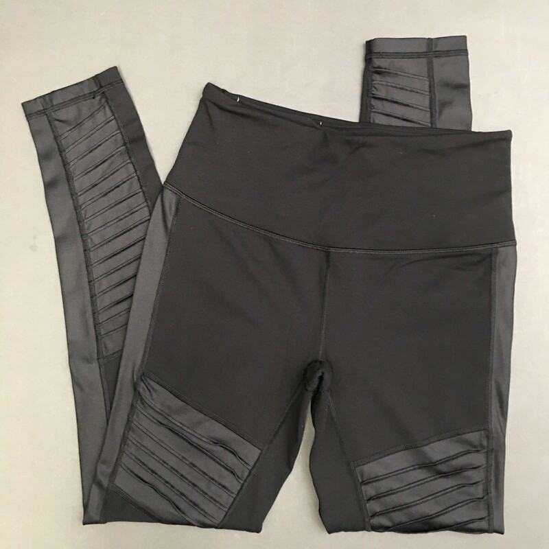 Victoria Sport Knockout, Black, Size: S/P
black on black detail lycra block pattern and mesh. Waistband smooths and stays put, smooth seams for total comfort,lined reinforced gusset, hidden drawstring waist, body wicking fabric.
great condition
8.4 oz