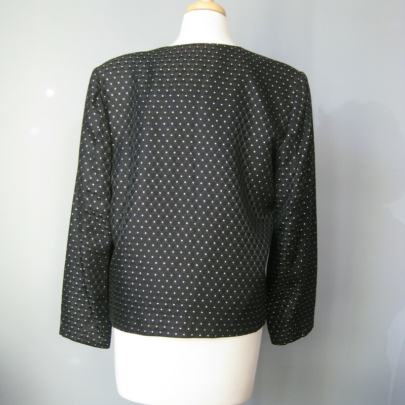 Vtg Personal Evening, Black, Size: 10

Handy jacket to have to dress up outfits.
Collarless black blazer with diamond pattern quilt like stitching and little gold and silver stitched dots all over
Pretty jeweled button and loop closure
Lined with built in shoulder pads
Marked size 10, here are flat measurements:
armpit to armpit: 20.5
Length: 23.25
underarm sleeve seam: 15.75
made in the USA


Thanks for looking!
#43213
