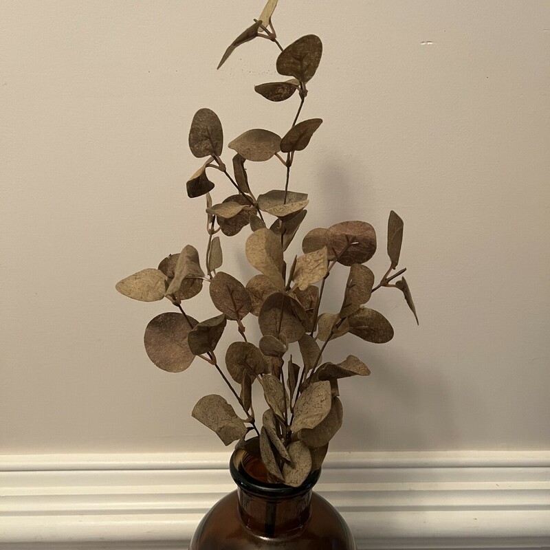 The Green Penny Leaf Pick has fabric leaves and its dark green hue looks beautiful added to any  floral arrangement or simply on its own in a vase, jar, or milk can.  Pick measures 18 inches in length and is 4 inches wide