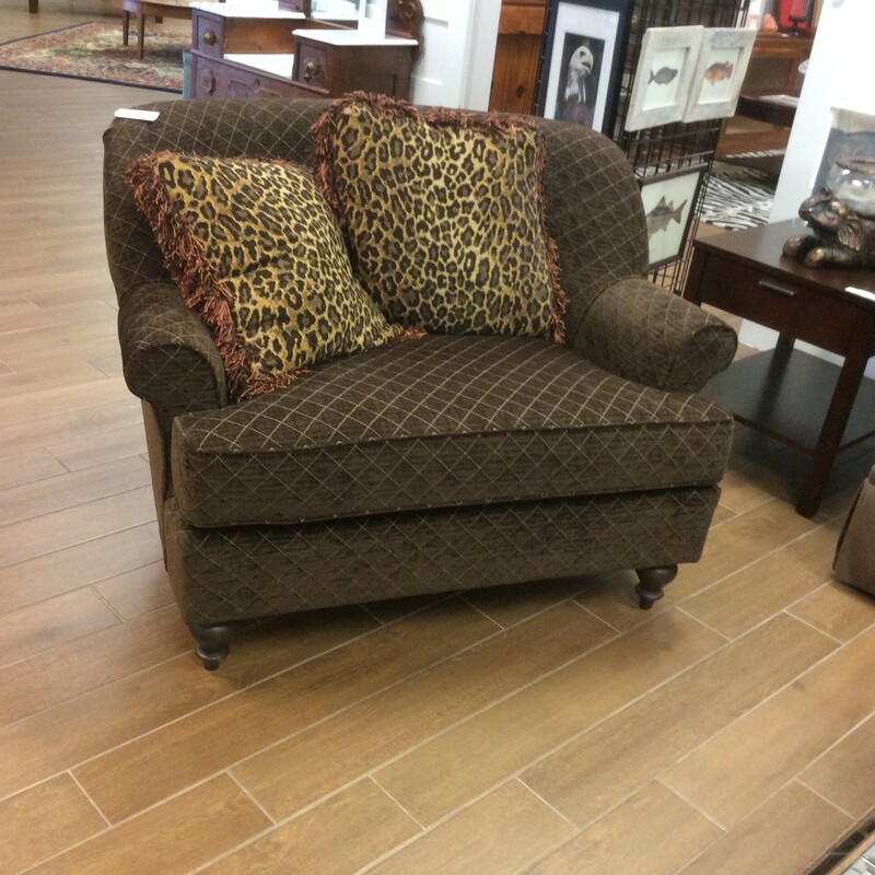 This is a beautiful dark brown, King Hickory Oversized Chair. This chair has cream stiching and 2 cheetah/fringe pillows.