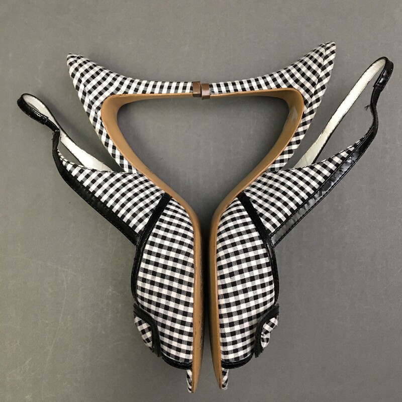 Anne Klein Gabay, Blk/wht, Size: 9<br />
black and white checked fabric, open toe, little bow,  black patent leather piping, slingback heel strap,<br />
13.4 oz