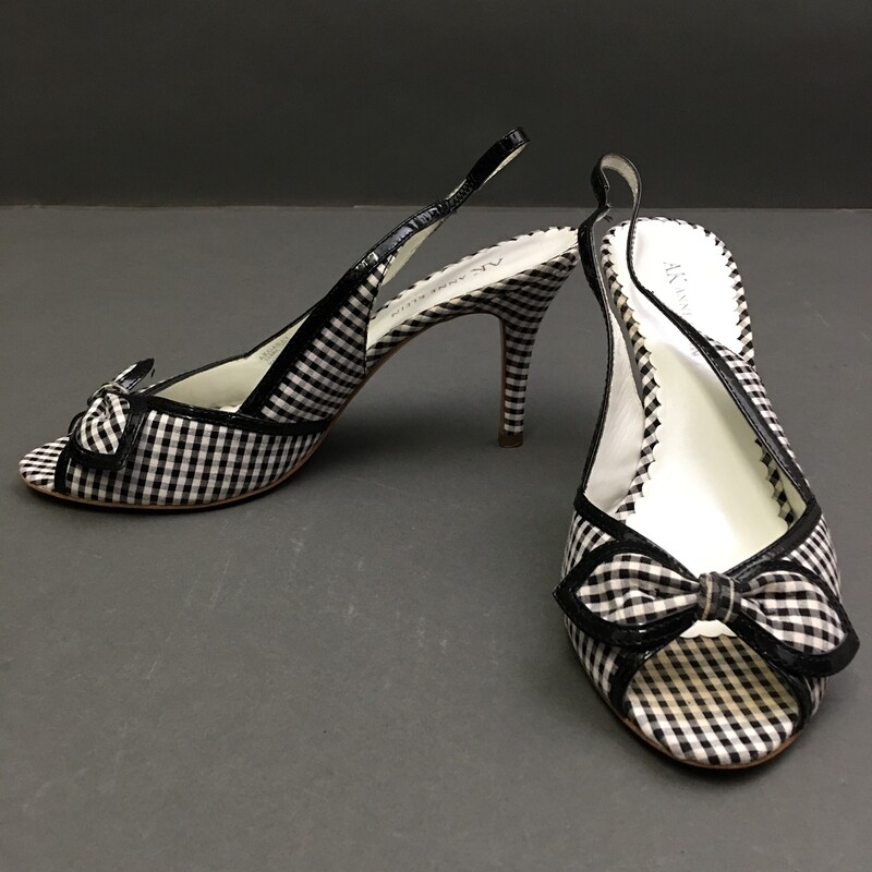 Anne Klein Gabay, Blk/wht, Size: 9
black and white checked fabric, open toe, little bow,  black patent leather piping, slingback heel strap,
13.4 oz