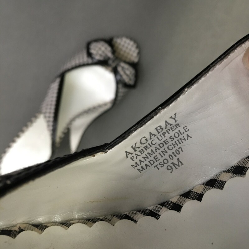 Anne Klein Gabay, Blk/wht, Size: 9<br />
black and white checked fabric, open toe, little bow,  black patent leather piping, slingback heel strap,<br />
13.4 oz