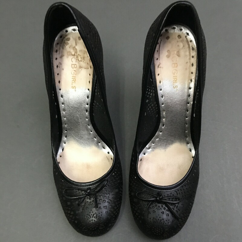 BCBGirls  BG-Dairre, Black, Size: 8.5<br />
Perforated pattern black leather 4\" heels. Shoes show gentle wear interior and sole.<br />
14.3 oz<br />
Has Box