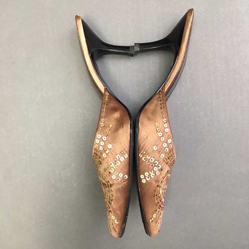 Rampage Dana Mules, Bronze, Size: 8.5<br />
Rampage Dana Mules, Bronze satin Fabric with sequins, 3\" Kitten Heels Women Size 8.5M Pointed Toe Pumps<br />
12.3 oz