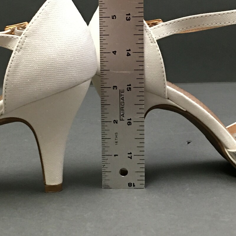 Dream Paris Amore Glitter, White, Size: 7.5
DREAM PAIRS Women's Amore Fashion Open Toe Pump, Ivory colored fabric, lace and small silver rhinestones, Size 7.5
Very nice condition but some light discoloration on heel noted on photos. Please see all the photos.
1 lb 2.9 oz
has Box