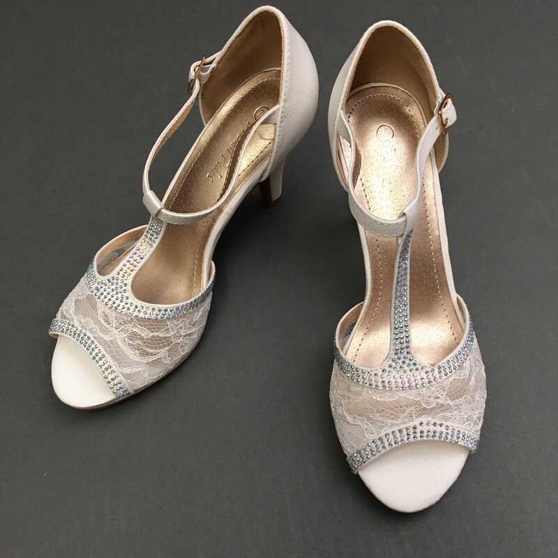 Dream Paris Amore Glitter, White, Size: 7.5<br />
DREAM PAIRS Women's Amore Fashion Open Toe Pump, Ivory colored fabric, lace and small silver rhinestones, Size 7.5<br />
Very nice condition but some light discoloration on heel noted on photos. Please see all the photos.<br />
1 lb 2.9 oz<br />
has Box
