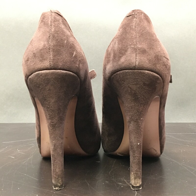 BG PAULIE Suede, Brown, Size: 6
BG PAULIE chocolate brown suede Mary Jane ankle strap, pointy toes,  hidden style platform with 4.5 \" stilletto heels and  bronze sole, Very nice condition, gentle wear, usual nicks on points of heels.  Please see photos

1 lb 2.3 OZ