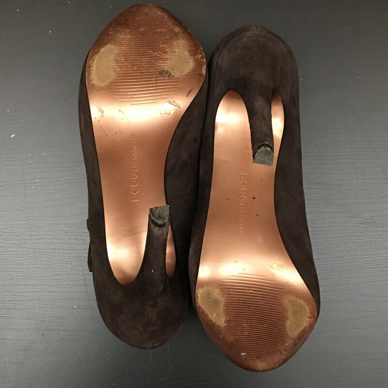 BG PAULIE Suede, Brown, Size: 6
BG PAULIE chocolate brown suede Mary Jane ankle strap, pointy toes,  hidden style platform with 4.5 \" stilletto heels and  bronze sole, Very nice condition, gentle wear, usual nicks on points of heels.  Please see photos

1 lb 2.3 OZ