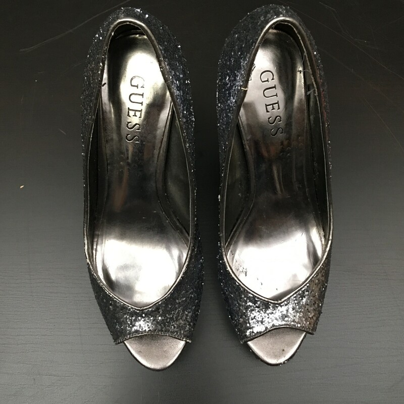 Guess, Silver, Size: 6<br />
Measurements (Laying Flat): Heel Height: 4.5” Platform: 1” Silver glitter shoe and heel. Great for formal wear!<br />
1 lb 3.3 oz