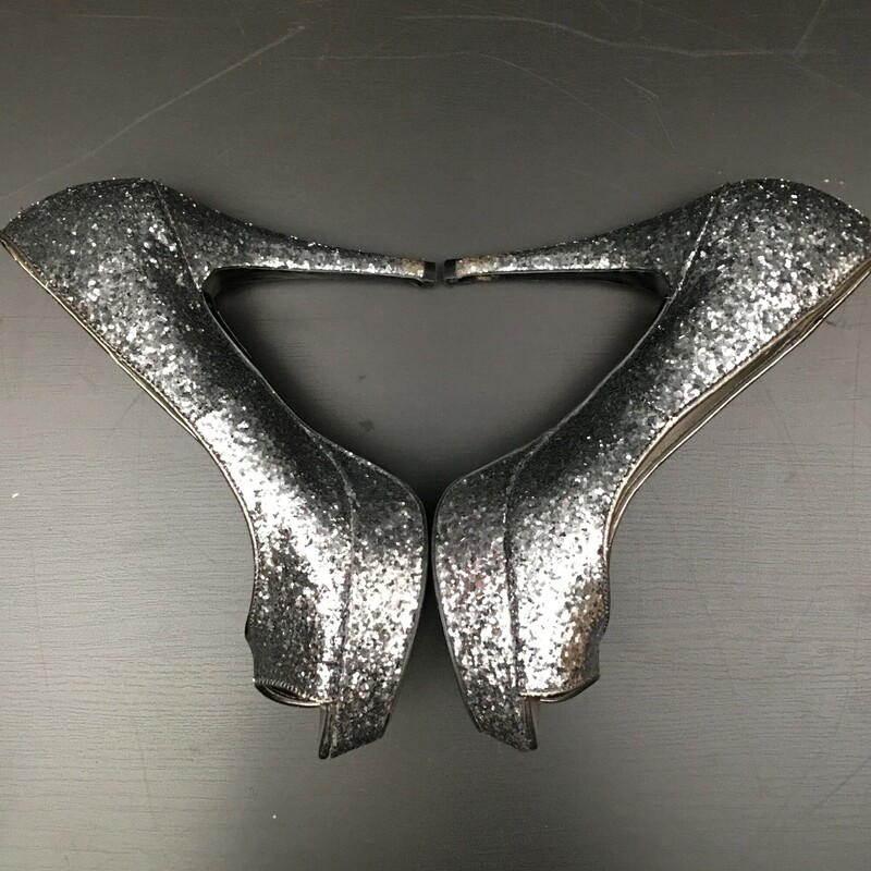 Guess, Silver, Size: 6<br />
Measurements (Laying Flat): Heel Height: 4.5” Platform: 1” Silver glitter shoe and heel. Great for formal wear!<br />
1 lb 3.3 oz