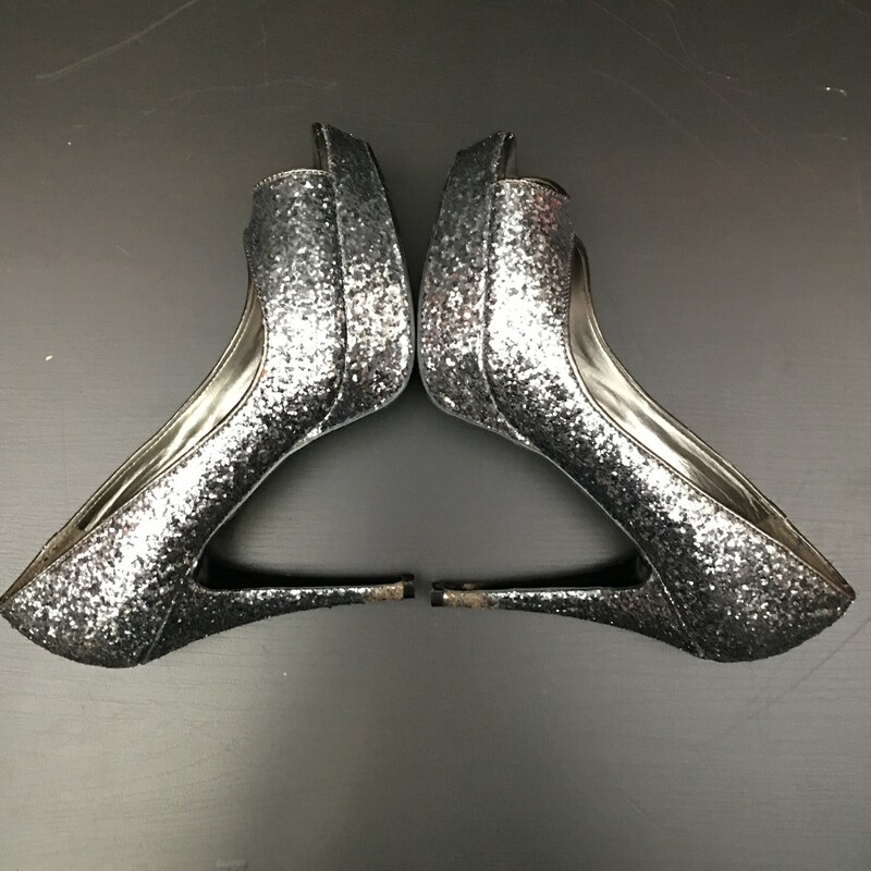 Guess, Silver, Size: 6
Measurements (Laying Flat): Heel Height: 4.5” Platform: 1” Silver glitter shoe and heel. Great for formal wear!
1 lb 3.3 oz