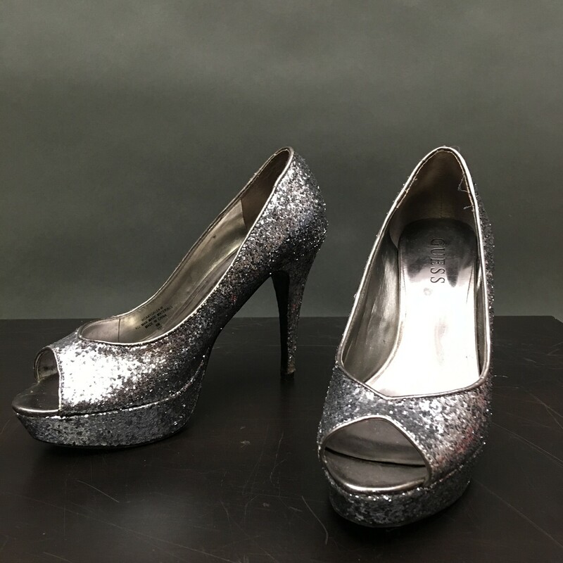 Guess, Silver, Size: 6
Measurements (Laying Flat): Heel Height: 4.5” Platform: 1” Silver glitter shoe and heel. Great for formal wear!
1 lb 3.3 oz