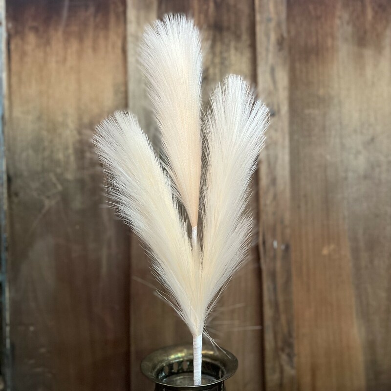 These gorgeous peach colored pampas stems are perfect for weddings, parties, or even photography! The peach is such a gorgeous pampas color that makes these florals a beautiful touch to any decor! Each stem measures 27 inches long.